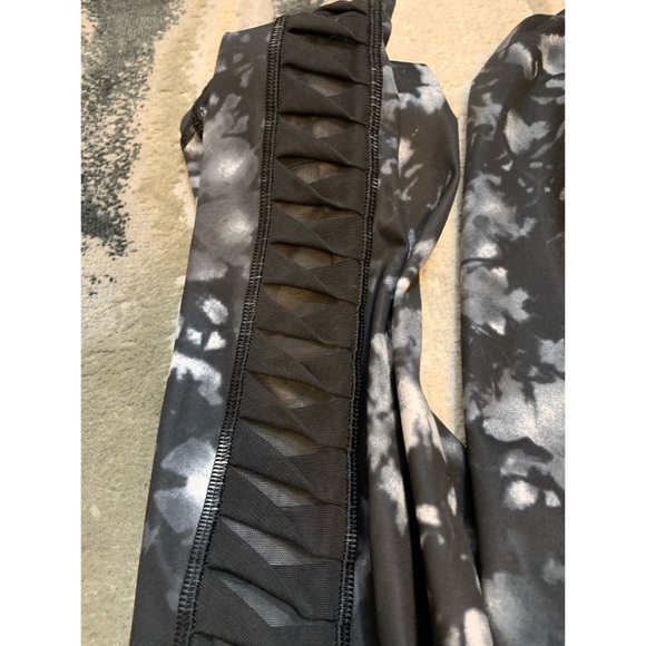 Lululemon Sunshine Salutation Crop - Picture 9 of 9